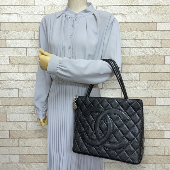 CHANEL Tote Bag Caviar Skin Black - Picture 2 of 11